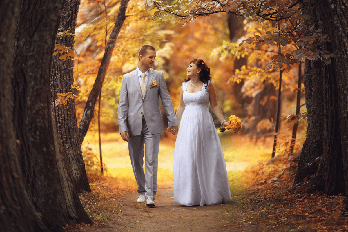 autumn-forest-wedding-couple.png