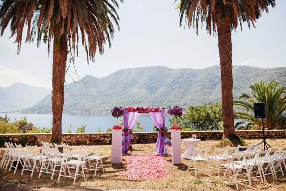 How much does a minister cost for a wedding?