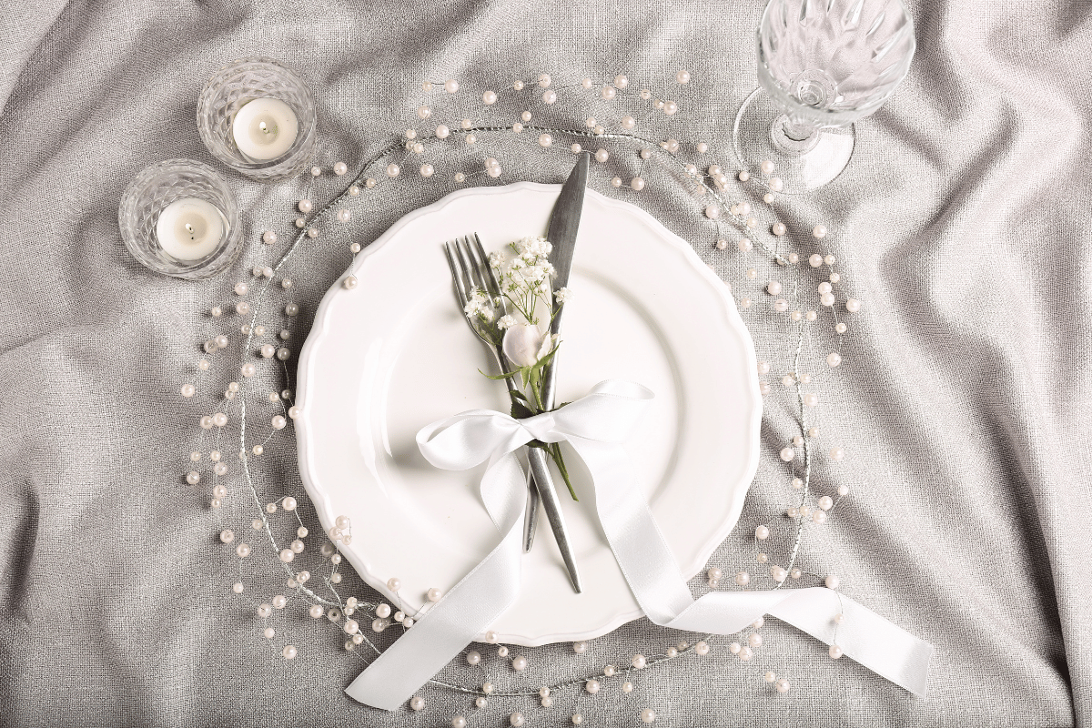 elegant-white-wedding-table-setting.png
