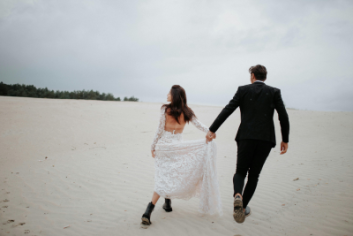 wedding couple at a beach