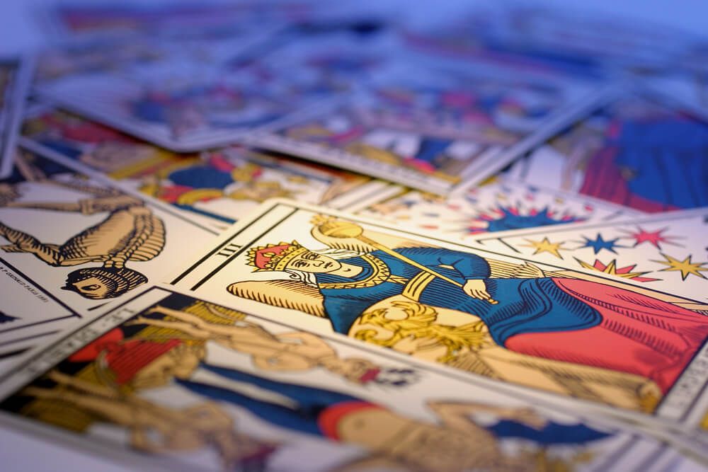 An side view of tarot cards.