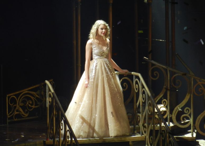 taylor-swift-in-a-wedding-dress