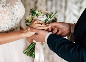 What Hand Do You Wear a Wedding Ring On?