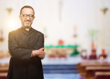 The Differences Between Using a Priest and a Pastor as a Wedding Officiant